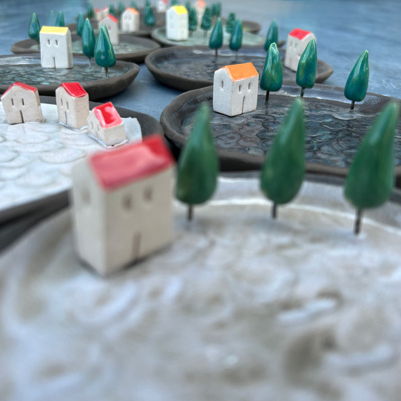 Ustunde kucuk ev ve agaclar olan seramik tabaklar_Ceramic plates with small houses and