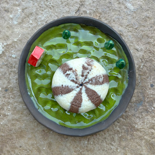 Ustunde kurabiye olan suslu yesil seramik tabak_Green ornamental ceramic dish with a cookie on it