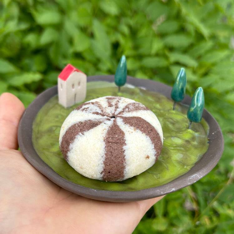 Ustunde minik ev ve agaclar olan seramik kurabiye tabagi_Ceramic cookie dish with ornamental house and trees