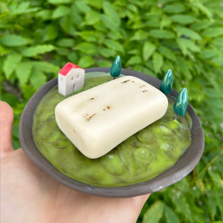 Ustunde minik ev ve agaclar olan seramik sabunluk_Ceramic soap dish with ornamental house and trees