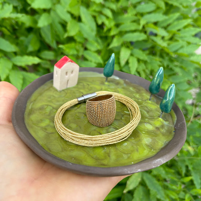 Ustunde minik ev ve agaclar olan seramik taki tabagi_Ceramic jewellery dish with ornamental house and trees