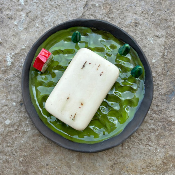 Ustunde sabun olan suslu yesil seramik tabak_Green ornamental ceramic dish with soap on it