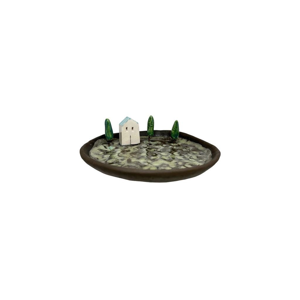 Ustunde selvi agaclari ve mavi catili ev olan kurabiye tabagi_Small cookie plate with three cypress trees and a house on it