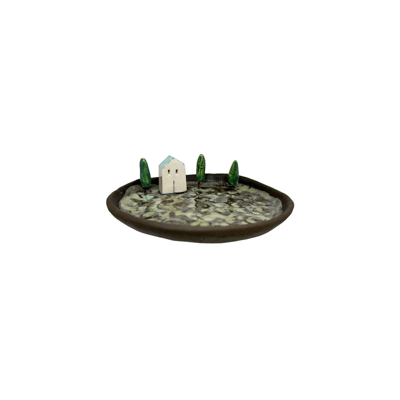 Ustunde selvi agaclari ve mavi catili ev olan kurabiye tabagi_Small cookie plate with three cypress trees and a house on it