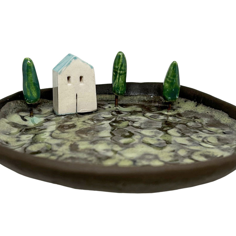 Ustunde selvi agaclari ve mavi catili ev olan kurabiye tabagi_Small cookie plate with three cypress trees and a house on it_z