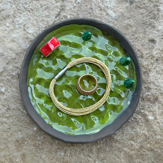 Ustunde yuzuk ve bilezik olan suslu yesil seramik tabak_Green ornamental ceramic dish with jewelry on it