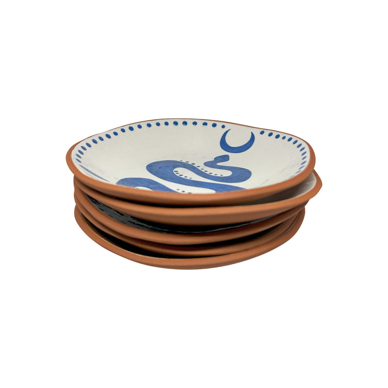 Ustuste duran mavi yilan desenli seramik tabaklar_Blue snake patterned ceramic plates on top of each other