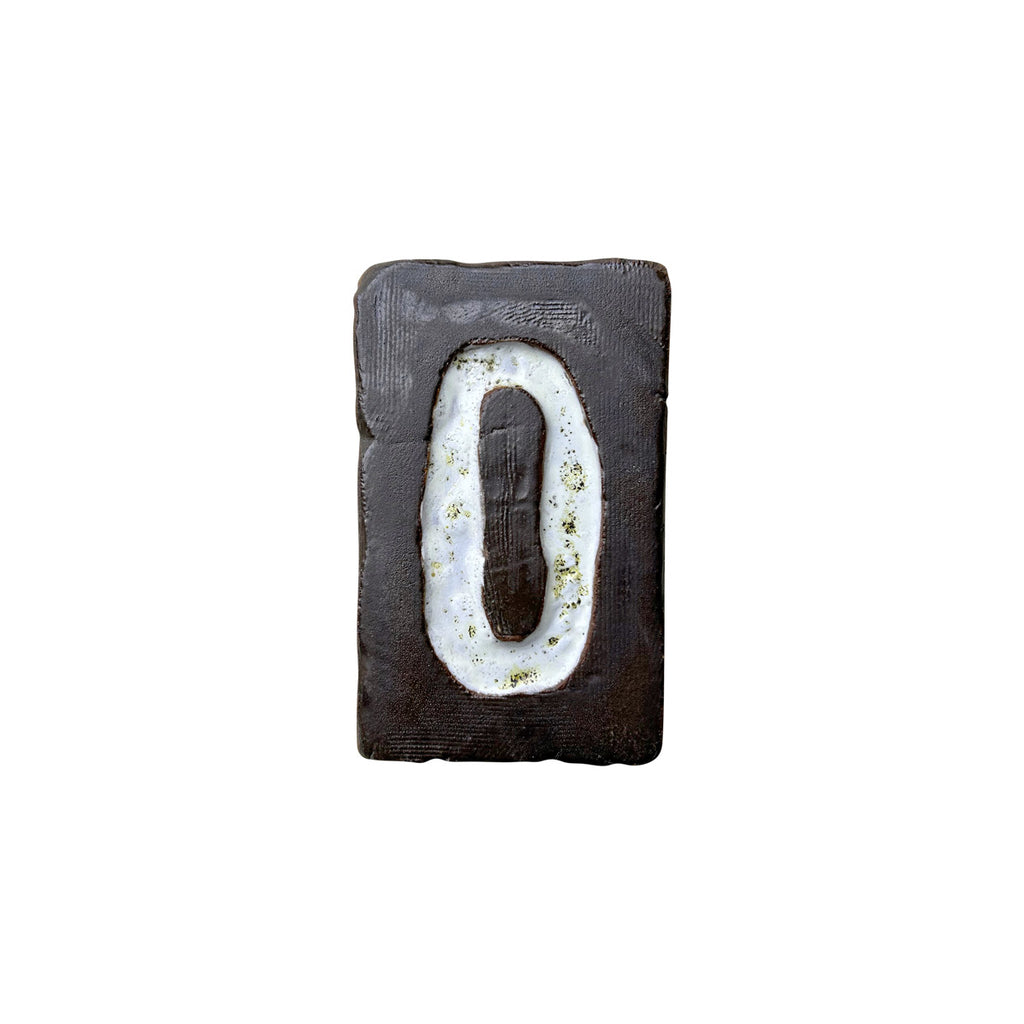 Uzerindeki 0 rakami beyaz kendi aci kahverengi seramik tablet_Dark brown ceramic tablet with a white number 0
