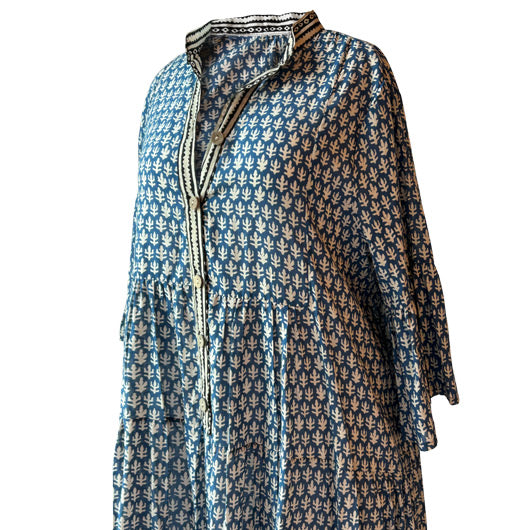 Yakasi dugmeli kucuk desenli lacivert bej elbise_Navy blue and beige dress with small patterns