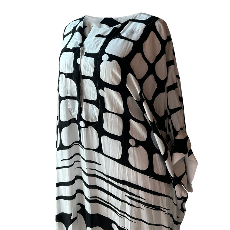 Yakasi dugmeli siyah beyaz desenli elbise_Black and white patterned dress with buttons at the collar