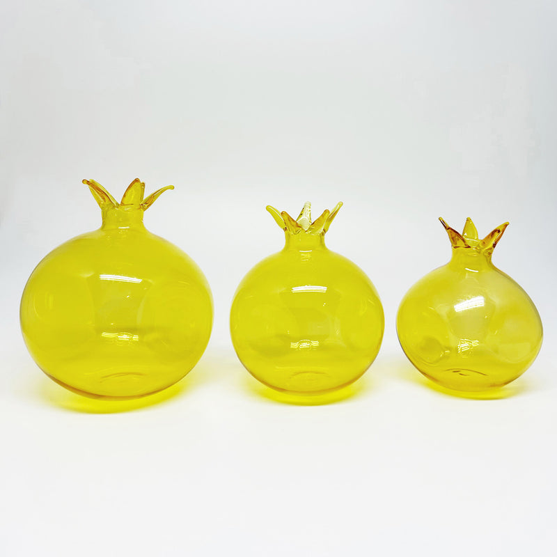 Yan yan uc adet sari ufleme cam nar_Three yellow handblown glass pomegranates side by side