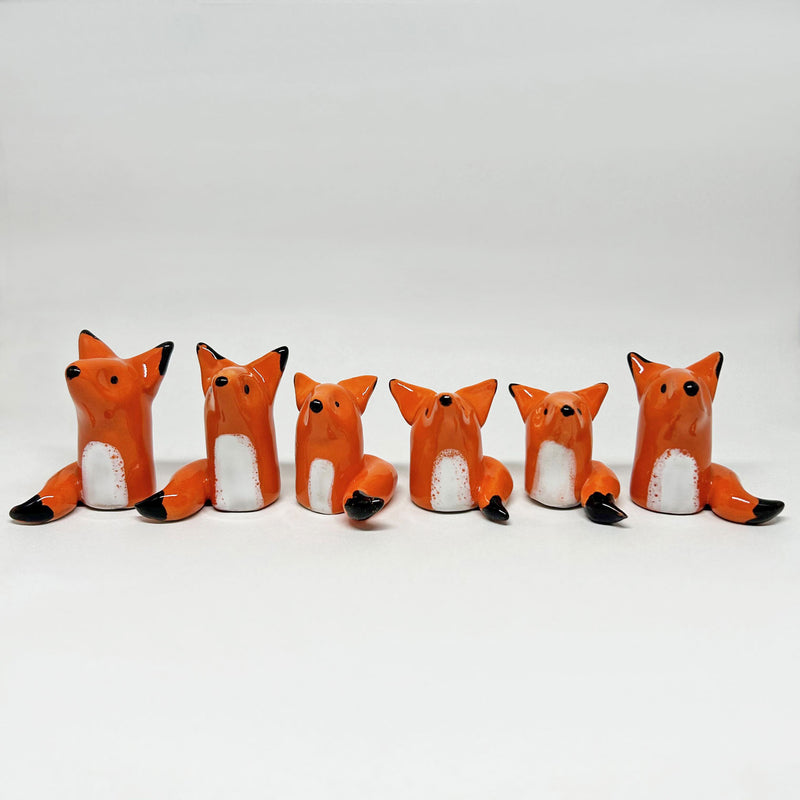 Yan yana duran kucuk turuncu seramik tilkiler_Orange ceramic foxes side by side