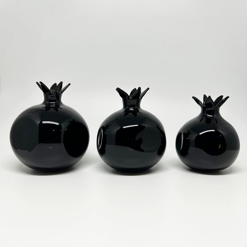Yan yana duran uc adet siyah cam nar_Three black glass pomegranates side by side