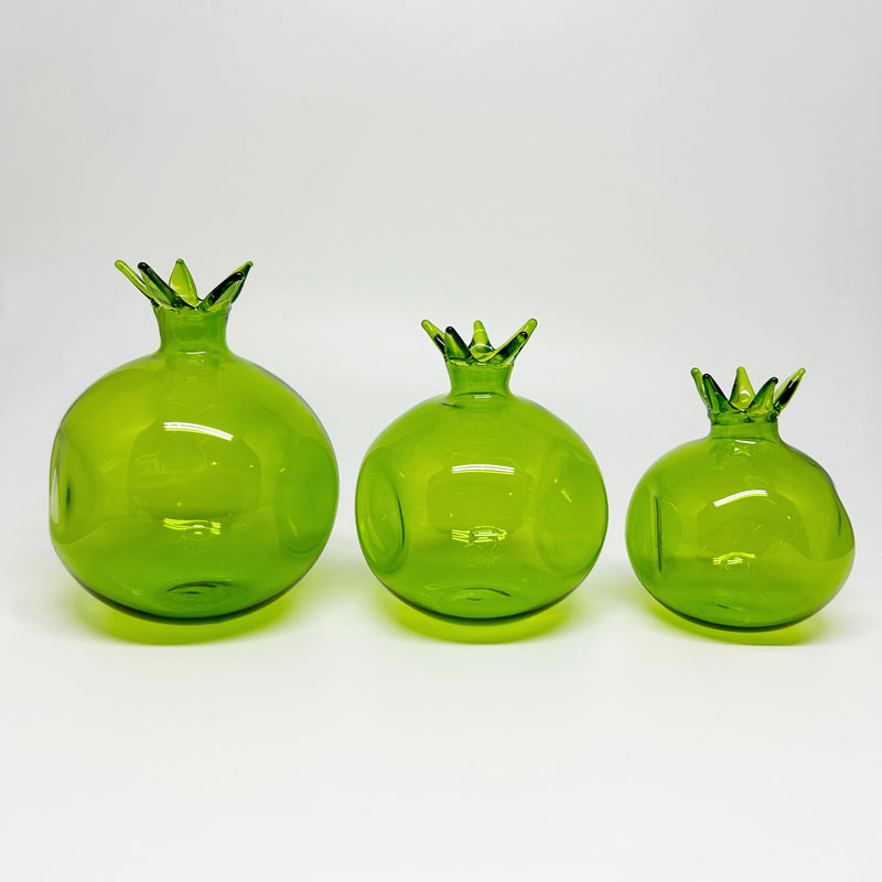 Yan yana duran uc boy seffaf yesil ufleme cam nar_Three green handblown glass pomegranates side by side