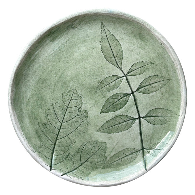 Yan yana iki yaprak baskisi yapilmis cagla yesili ufak seramik tabak_Sage green small ceramic plate with two leaf textures side by side