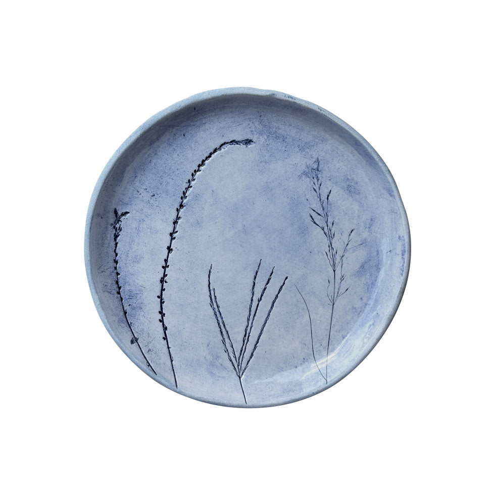 Yan yana kir bitkileri baskili el yapimi mavi tabak_Handmade blue ceramic plate with prairie plants pressed on it