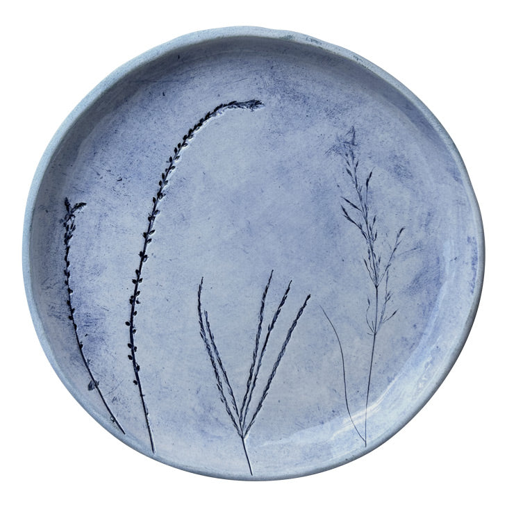 Yan yana kir bitkileri baskili el yapimi mavi tabak_Handmade blue ceramic plate with prairie plants pressed on it