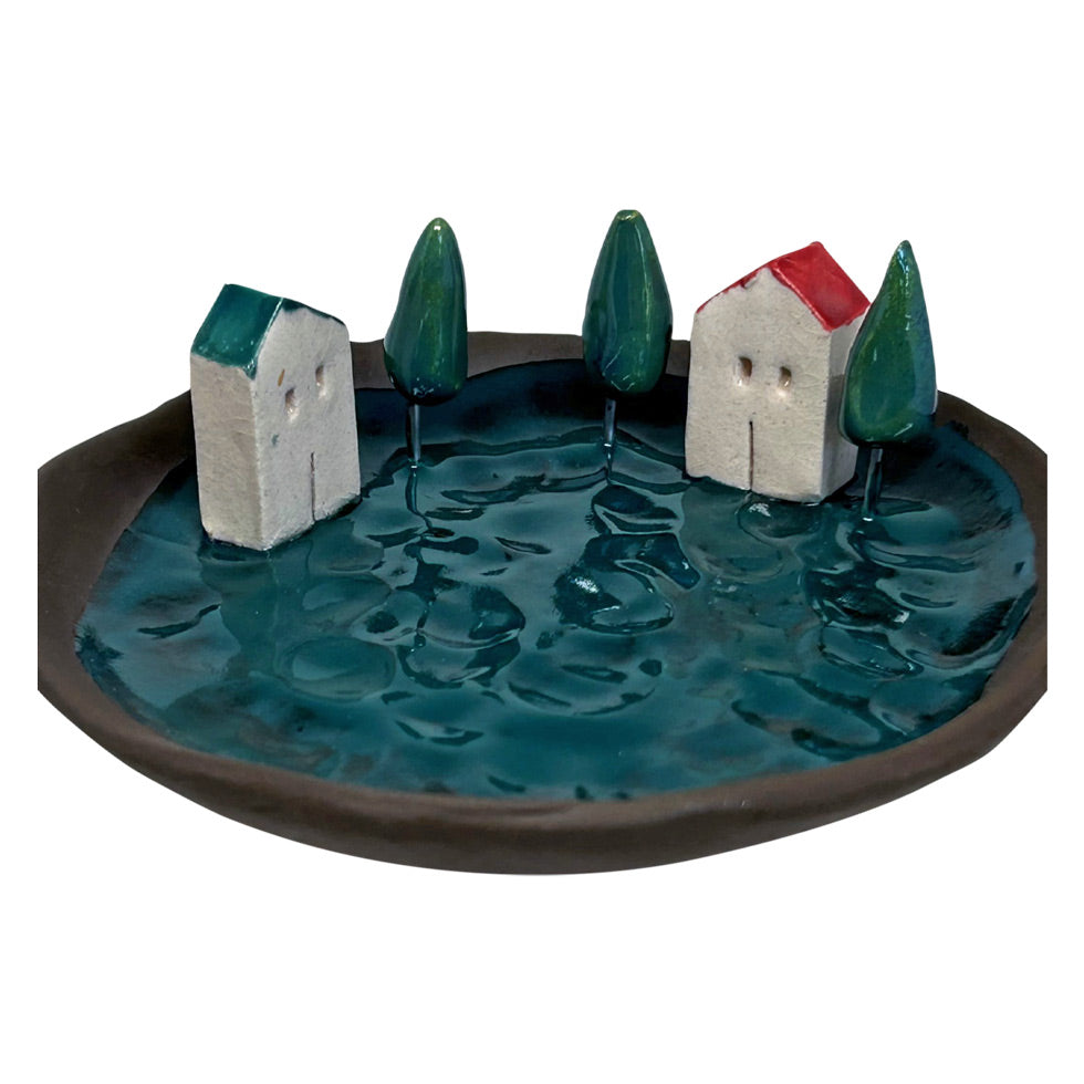 Yan yana selvi agaclari ve evlerle suslenmis yesil tabakcik_Green ceramic dish with houses and cypress trees side by side