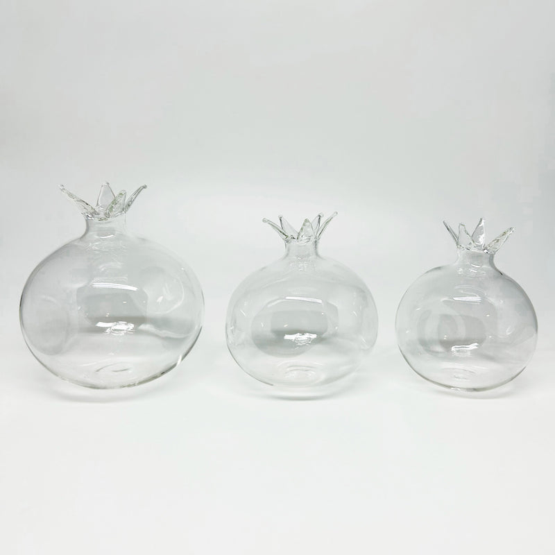 Yan yana uc adet seffaf cam nar_Three transparent glass pomegranates side by side