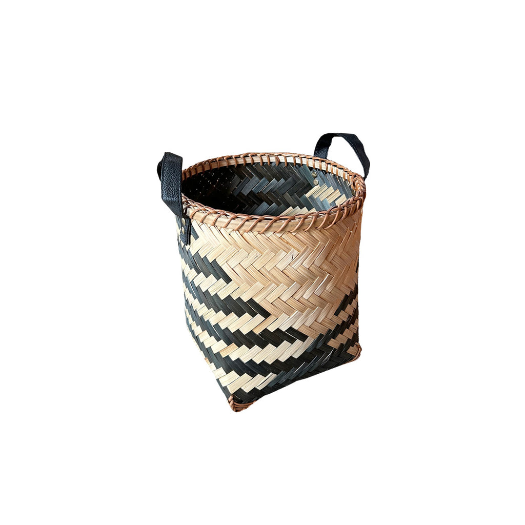 Yanlari deri sapli desenli hasir sepet_Patterned basket with leather handles on the sides