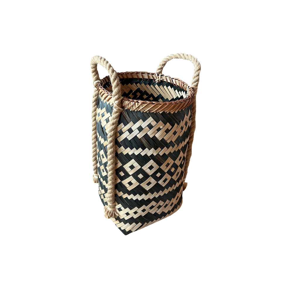 Yanlari halat sapli dikey hasir sepet_Vertical rattan basket with rope handles on the sides