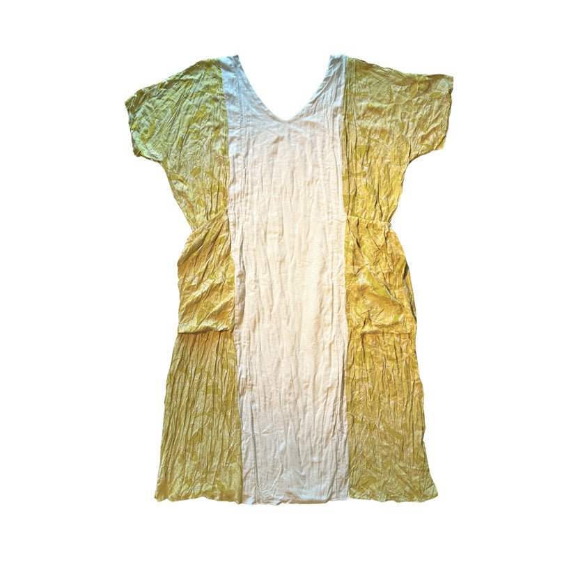 Yanlari soluk sari ve desenli ortasi beyaz uzun bol elbise_Long loose dress with pale yellow sides and white middle