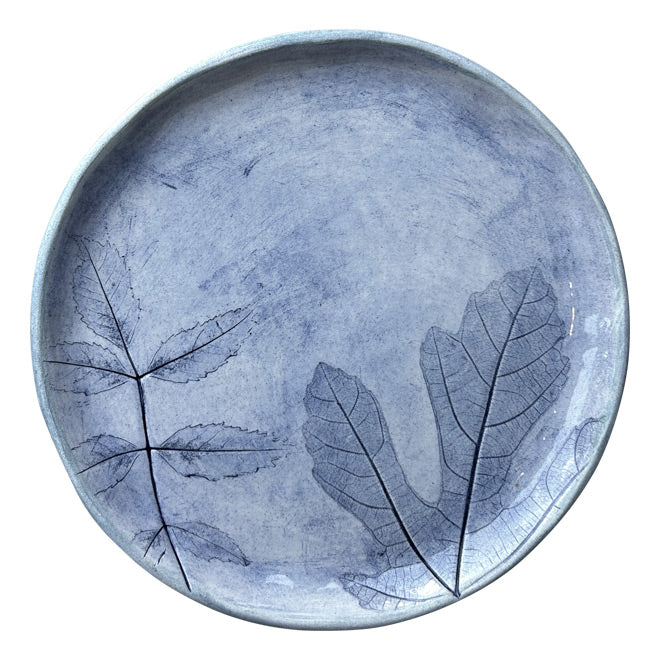 Yaprak baskili soluk mavi Atolye 11 tabak_Pale blue cake plate with leaves pressed on it