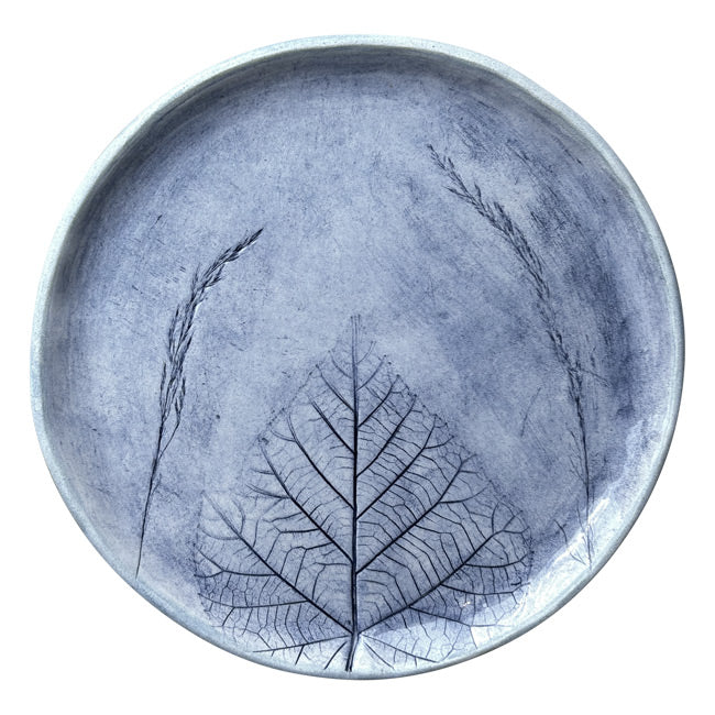 Yaprak ve ot baskili mavi seramik tabak_Blue ceramic plate with leaf and herbs pattern