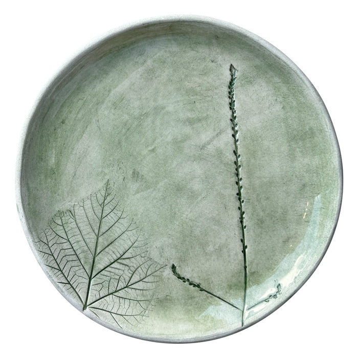 Yaprak ve uzun bir ot baskili seramik yesil yesil tabak_Green ceramic plate with a long herb and leaf textures