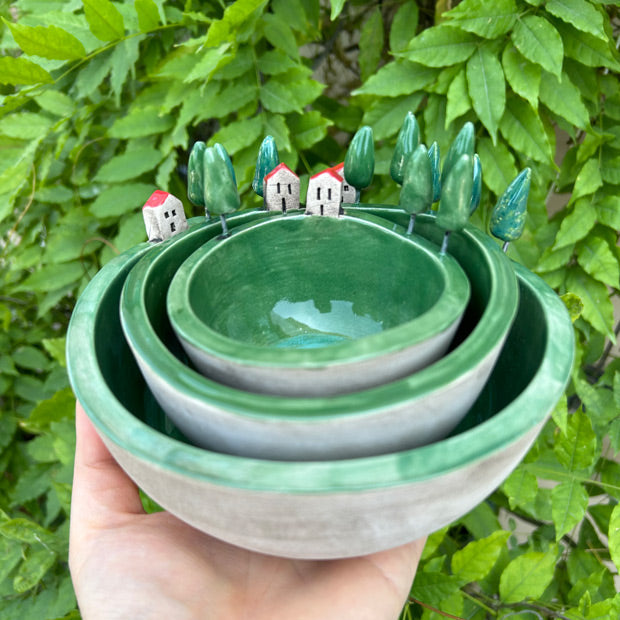 Yapraklarin onunde ice ice duran agacli evli kaseler_Three stacking bowls with trees and houses on the edge