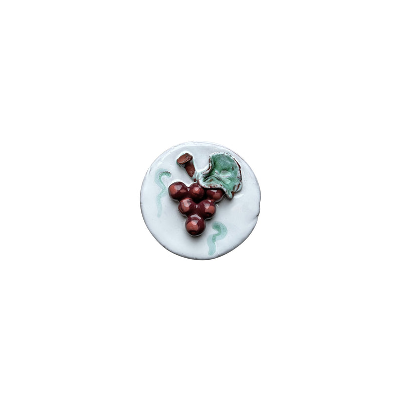 Yaprakli kirmizi uzum kabartmali beyaz dairesel seramik sus_White circular ceramic ornament embossed with red grapes with leaf