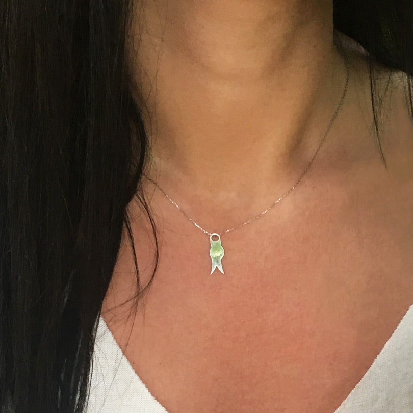 Yaraticilik sembolu insan motifli zincirli gumus kolye_Silver necklace with human motif denoting creativity and commercial talent