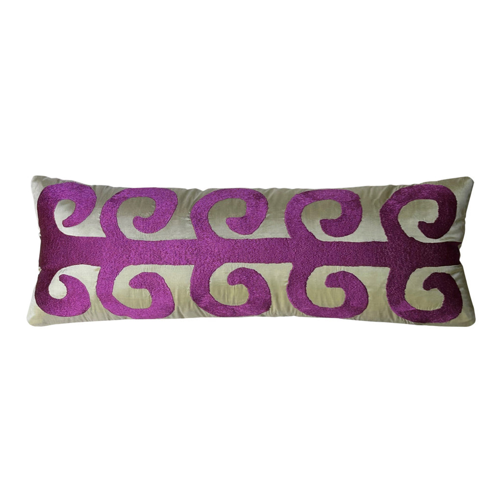 Yerkurenin ekseninin ifadesi hayat agaci motifi nakisli ipek kirlent_Silk cushion with tree of life motif expressing the axis of earth