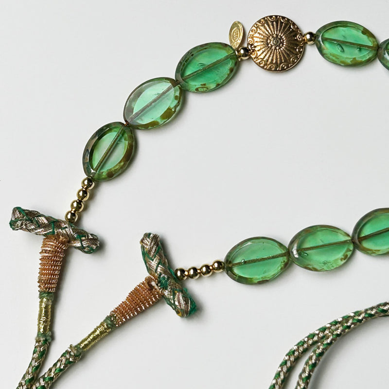 Yesil cam boncuklu altin rengi aksesuarli Atolye 11 kolye_Green glass bead necklace with gold colored accessory