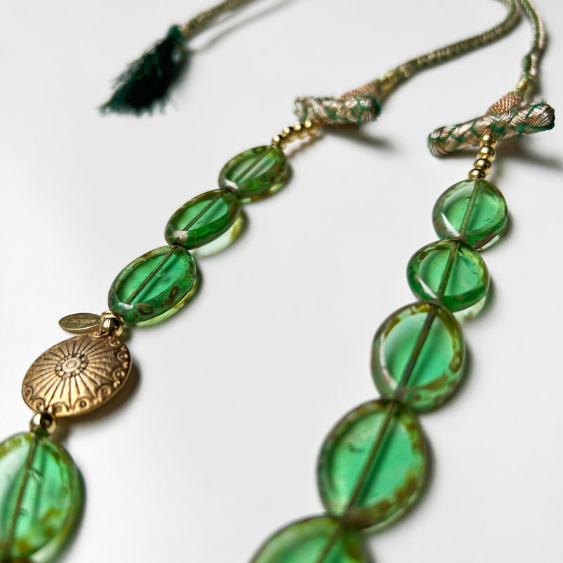 Yesil cam boncuklu altin rengi aksesuarli Atolye 11 kolye_Green glass bead necklace with gold colored accessory