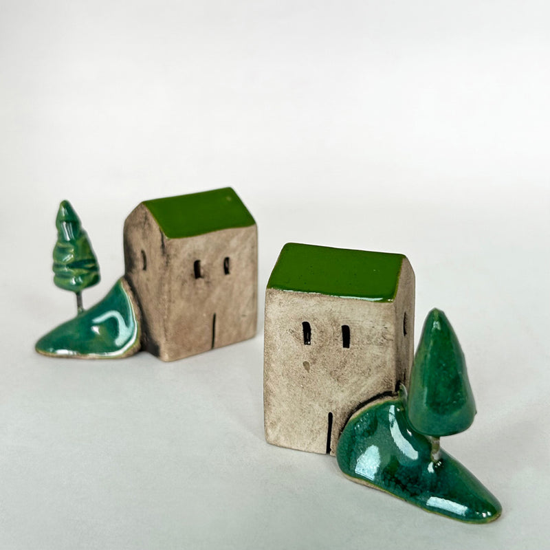 Yesil catili ve agacli iki kucuk seramik ev_Two small ceramic houses with trees and green roofs