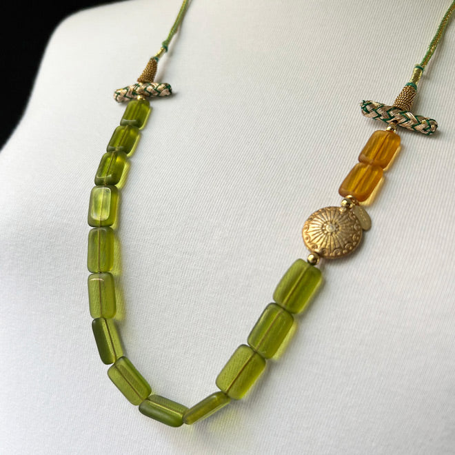 Yesil ve bal rengi boncuklu altin rengi aksesuarli kolye_Green and honey color glass bead necklace