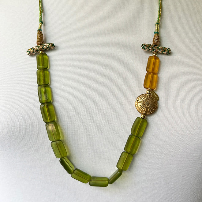 Yesil ve bal rengi boncuklu altin rengi aksesuarli kolye_Green and honey color glass bead necklace