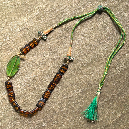 Yesil ve kahverengi desenli boncuklu tasarim kolye_Green and brown glass bead necklace with tassel