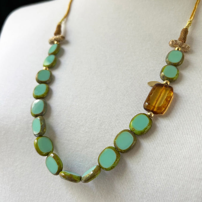 Yesil ve kehribar rengi cam boncuklu tasarim kolye_Green and amber color glass beaded designer necklace