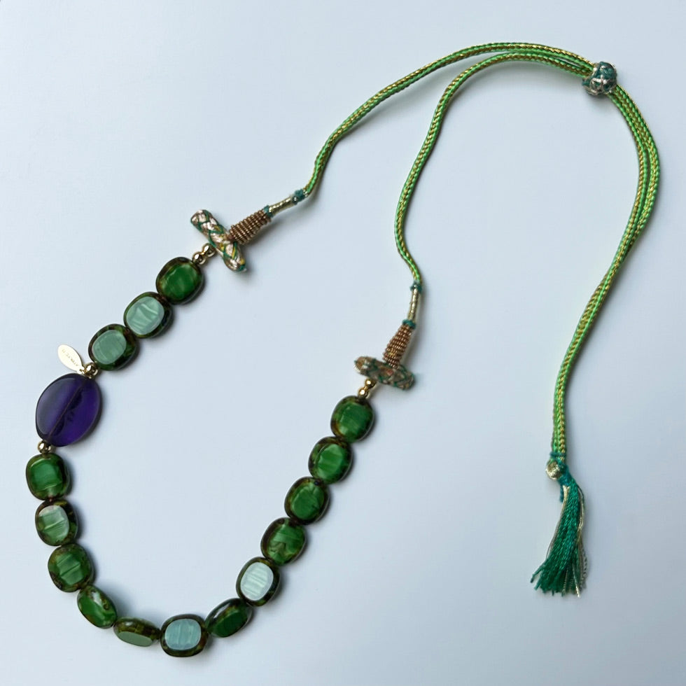 Yesil ve mor boncuklu puskullu el yapimi kolye_Hand crafted necklace with green and deep purple beads
