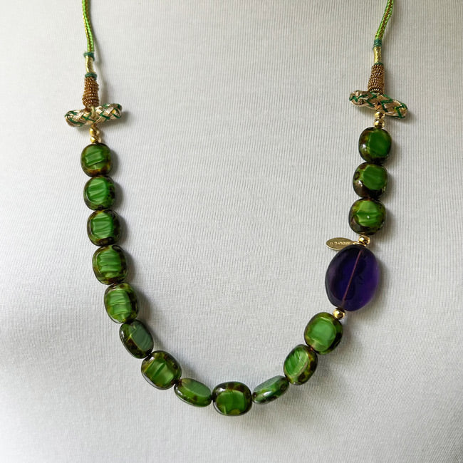 Yesil ve mor boncuklu puskullu el yapimi kolye_Hand crafted necklace with green and deep purple beads