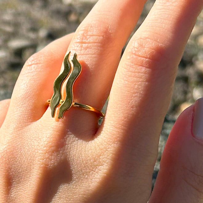 Yilan ejder motifi bir Usak Halisindan alinma altin kaplama yuzuklu el_Hand with gold plated ring with serpent dragon motif