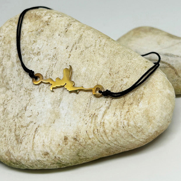 Yilan ejder motifi bir ciniden alinmis tasta duran siyah ipli bileklik_Black string bracelet with serpent dragon motif on beige stone