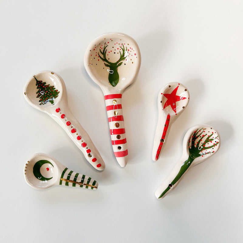 Yilbasi renk ve desenlerinde irili ufakli bes seramik kasik_Five ceramic spoons with new year decorations