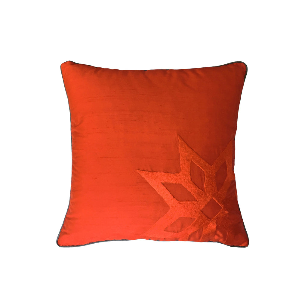 Yildiz motifi nakisli turuncu Atolye 11 kare kirlent_Orange square cushion with star motif embroidery
