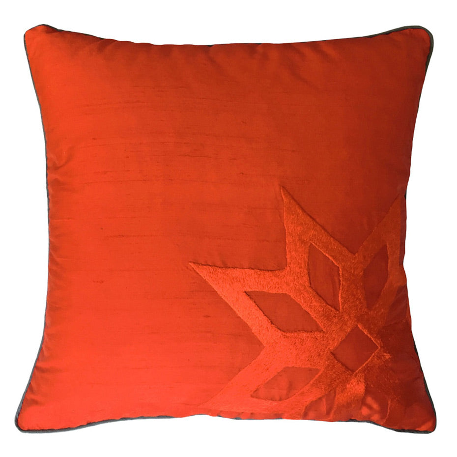 Yildiz motifi nakisli turuncu Atolye 11 kare kirlent_Orange square cushion with star motif embroidery