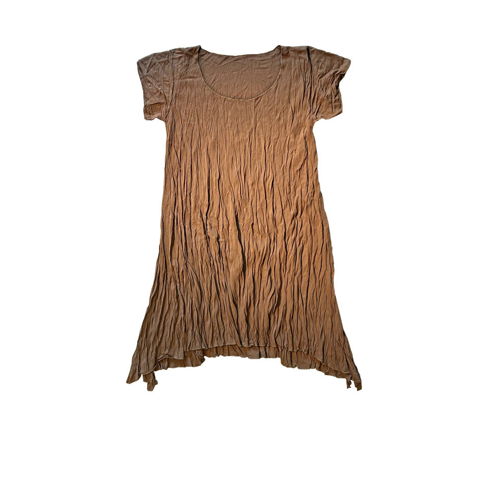 Yuvarlak yakali kisa kollu kahverengi kirisik elbise_Wrinkled brown dress with round neck and short sleeves