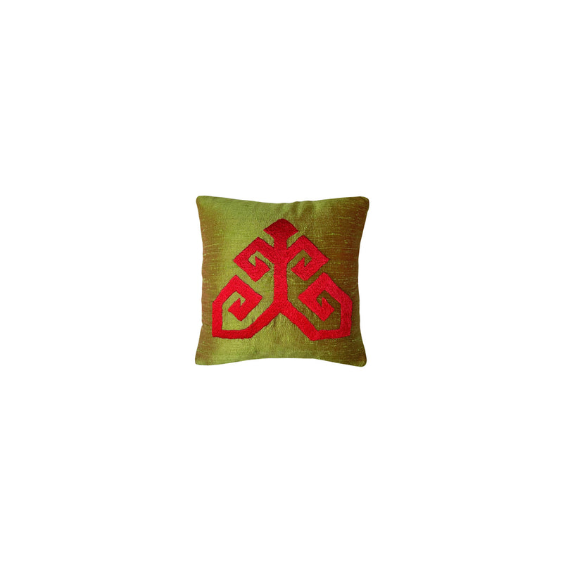 Zit renklerde eli belinde motifi nakisli kucuk kirlent_Small glitzy green cushion with red motif