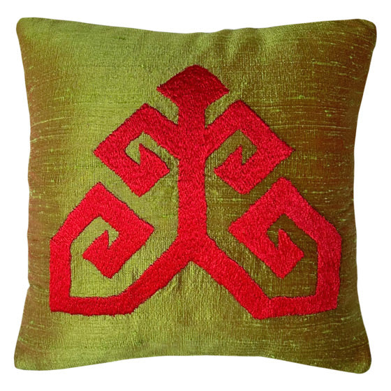 Zit renklerde eli belinde motifi nakisli kucuk kirlent_Small glitzy green cushion with red motif